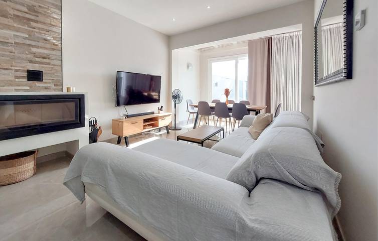Charming 2km from Los Rosales: Heated Pool & Modern Amenities in Alhaurín de la Torre, Costa del Sol
