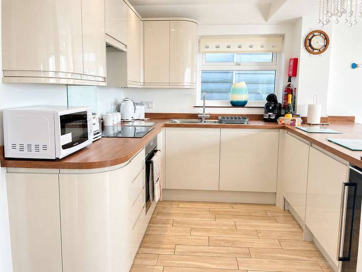 Modern Beachfront Bungalow with Ocean Views in Pevensey, Ost Sussex