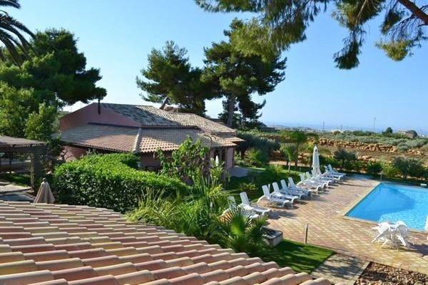 Agriturismo per 4 persone, con Idromassaggio e Terrazza nonché Giardino e Piscina a Menfi