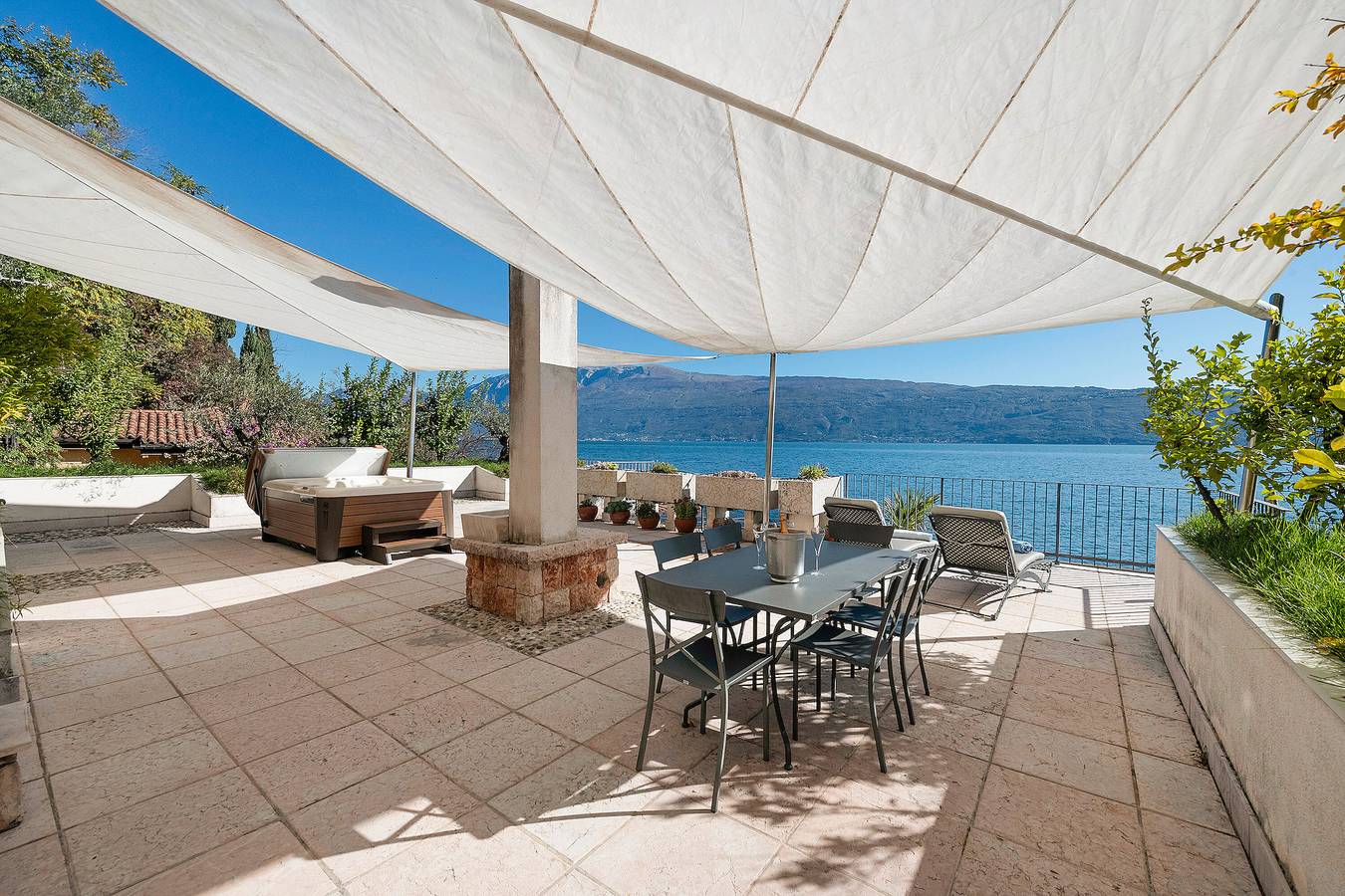 Villa 'I Cipressi' con vistas al lago, Wi-Fi y aire acondicionado in Toscolano-Maderno, Montañas Garda