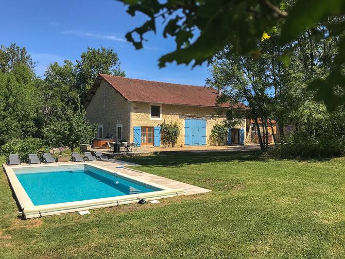 Cottage pour 7 personnes, avec terrasse ainsi que jardin et jacuzzi à Teyjat
