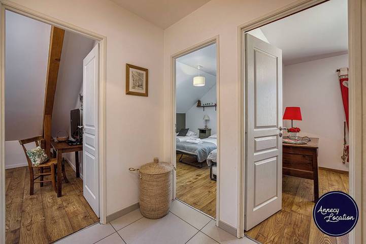 Welcome to this warm and functional home, perfect for a family getaway or a stay with friends just steps from Lake Annecy. in Talloires-Montmin, Annecy und Umgebung