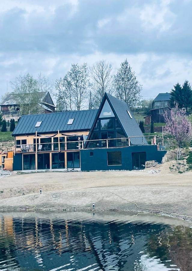 Gîte pour 10 personnes, avec vue sur le lac ainsi que vue et jardin dans Mărișel