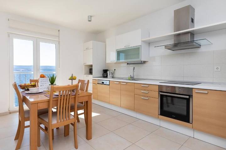 Apartament wakacyjny dla 4 osób, z basen i balkon/ taras w Mimice