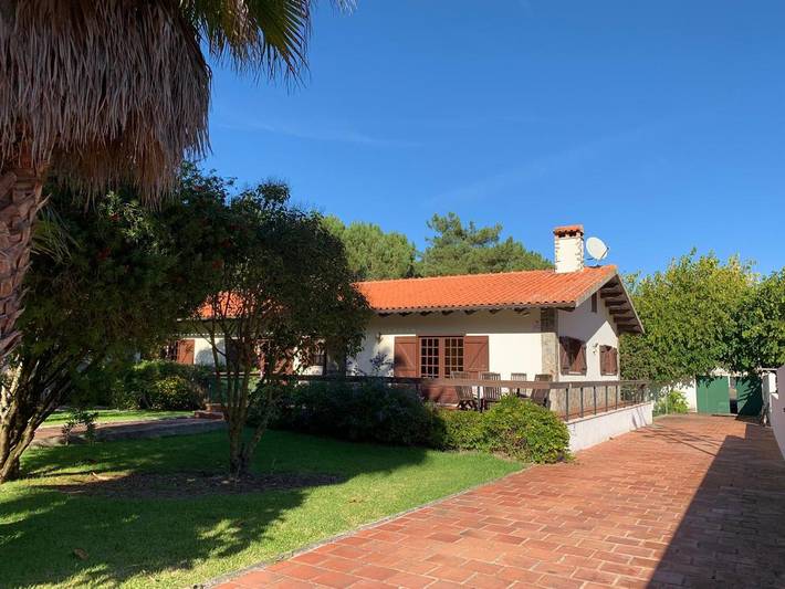 Casa de férias para 9 pessoas, com piscina e vista e ainda jardim em Salir do Porto