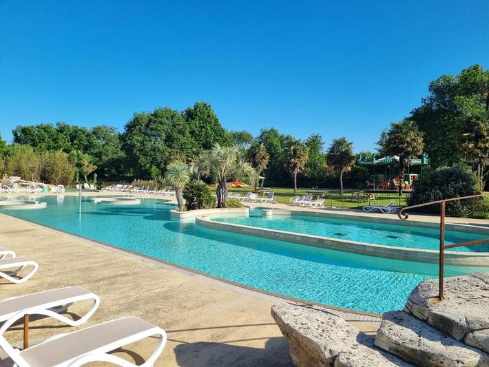 Camping pour 6 personnes, avec Jacuzzi et Terrasse ainsi que Jardin et Piscine à Quimper