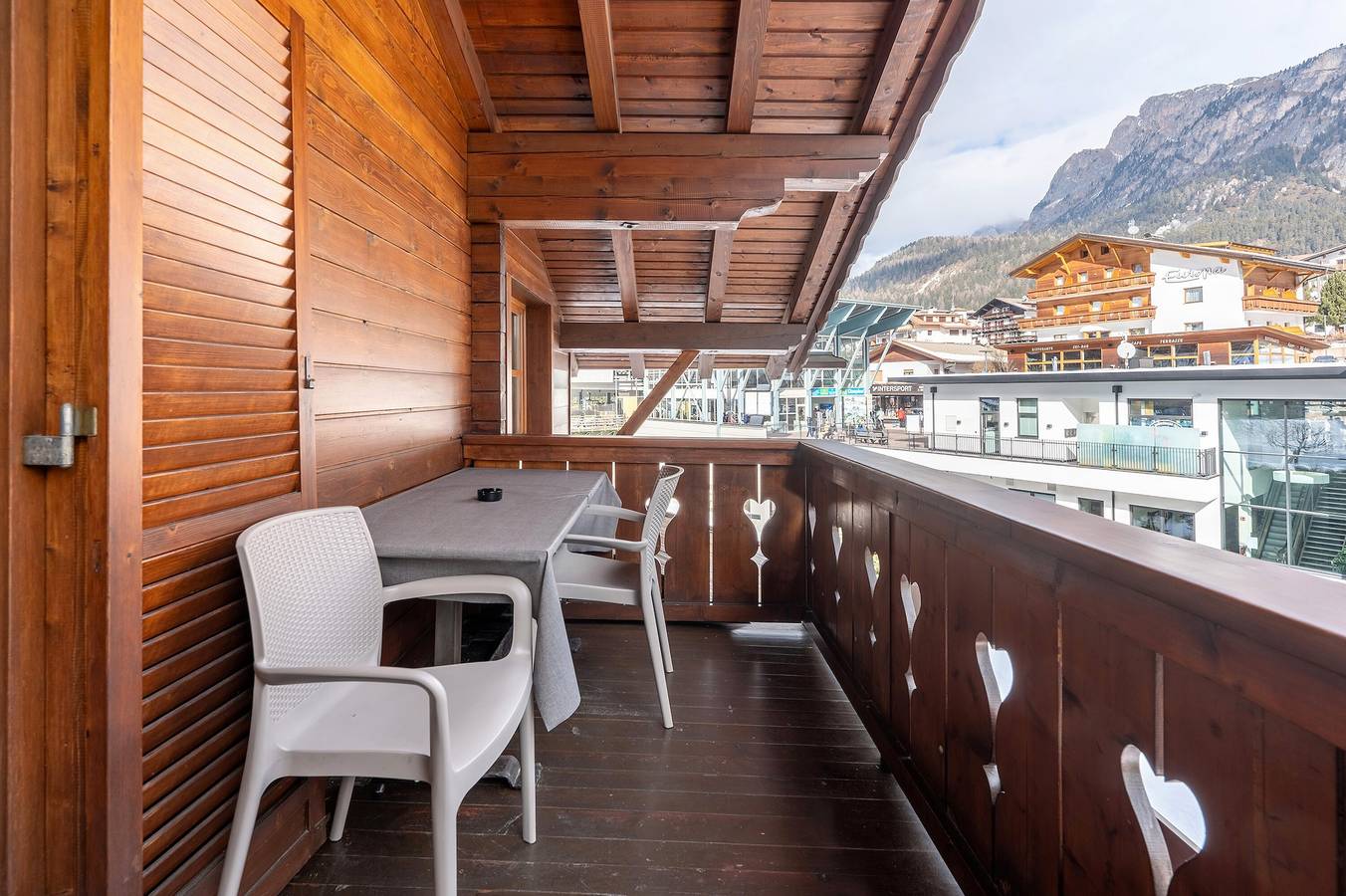 Apartamento entero, Apartamento 'Christa' con vistas a la montaña, jardín compartido y Wi-Fi in Wolkenstein, Dolomiti Superski