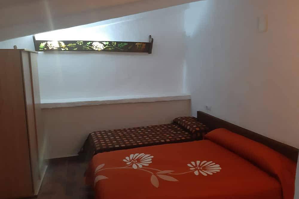 Casa Los Gatos 1 to 13 people. 4 bedrooms with bathroom, living room with fireplace, heating. in Yeste, Calares del Mundo y de la Sima