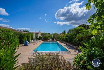 Location de vacances pour 4 personnes, avec jardin ainsi que piscine et terrasse à Aiguèze