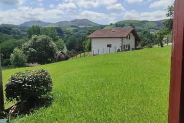Gîte pour 2 personnes, avec piscine ainsi que jardin et vue, animaux acceptés à Souraïde