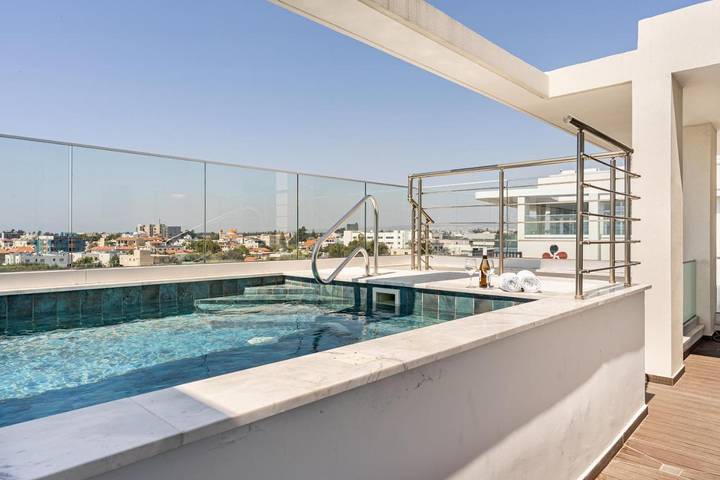 Ferienwohnung für 6 Personen, mit Pool und Balkon sowie Ausblick in Limassol