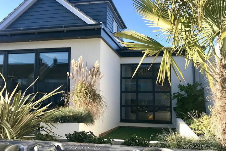 Holiday rental for 8 people, with hot tub and terrace as well as garden in Sussex