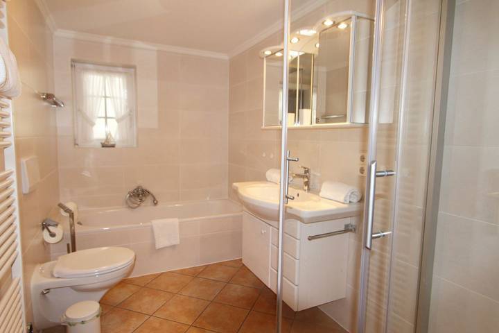 Ganze Wohnung, Hell eingerichtetes Ferienappartement mit 2 Bädern und sonniger West-Terrasse in Wenningstedt, Sylt