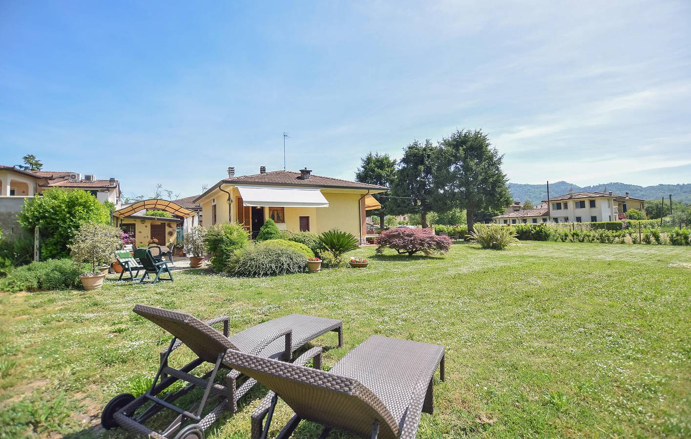 Accogliente appartamento con piscina e giardino, vicino al centro città in Camaiore (Toscana), Riviera Toscana