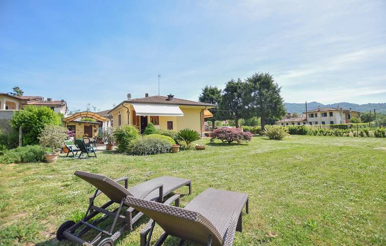 Appartement confortable avec piscine et jardin, près du centre-ville in Camaiore, Riviera Italienne