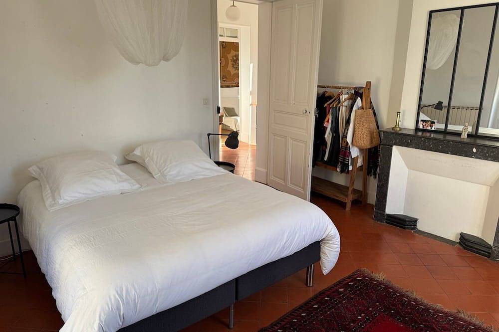 Le Clos de Posquières, wine-grower's house, pool in Vauvert, Nimes region