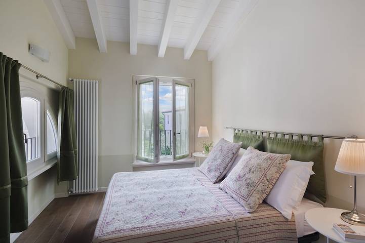 Ganze Wohnung, Unvergesslichen Urlaub altes Gebäude renoviert wenige Schritte vom See in Polpenazze del Garda, Gardasee-Berge