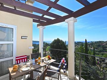 Gîte pour 4 personnes, avec jardin ainsi que piscine et terrasse dans Gare Du Dramont