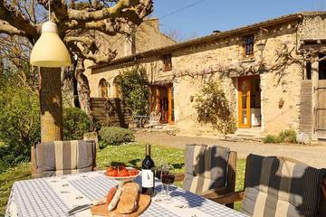 Gîte pour 4 personnes, avec jardin ainsi que jacuzzi et terrasse, animaux acceptés à Raissac-sur-Lampy