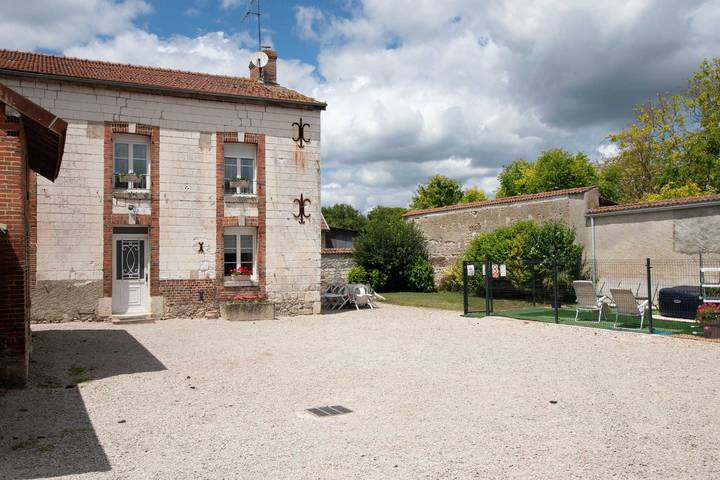 Gîte pour 8 personnes, avec Jacuzzi ainsi que Terrasse et Jardin dans Germinon
