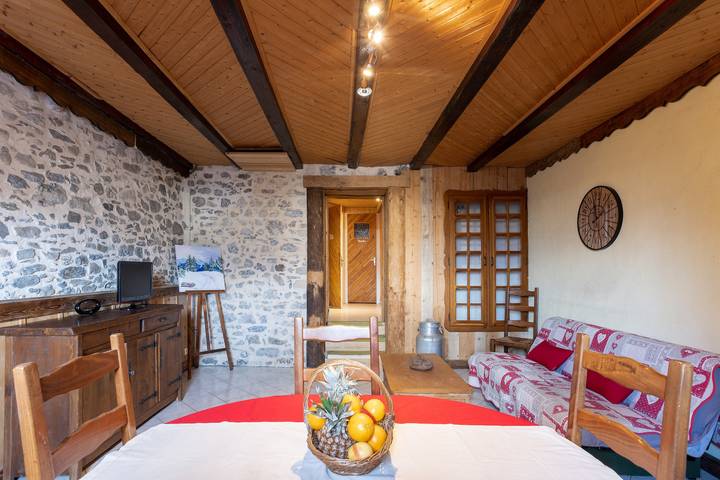 Entire apartment, Aux Bois d'Hermy in Marnaz, Bonneville region