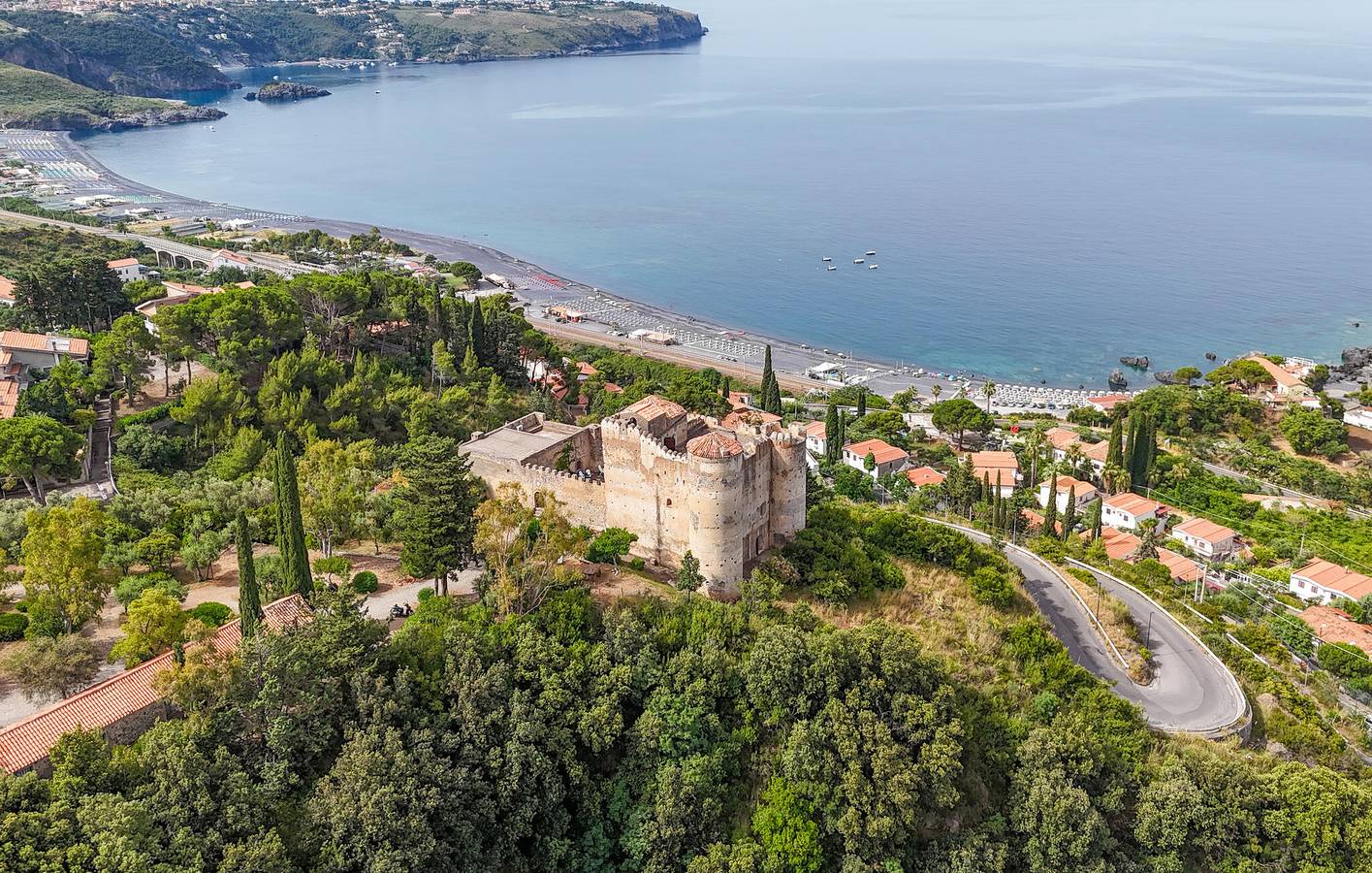 Apartment mit Meerblick, WiFi, AC & Parkplatz, 2km zum Strand in Praia a Mare, Tyrrhenische Küste Kalabrien