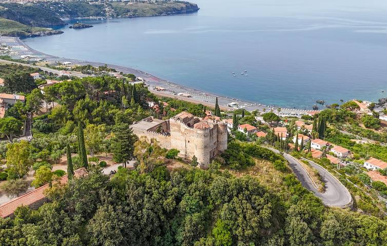 Appartamento con vista mare, WiFi, AC e parcheggio, a 2 km dalla spiaggia in Praia a Mare, Costa Tirrenica Calabria