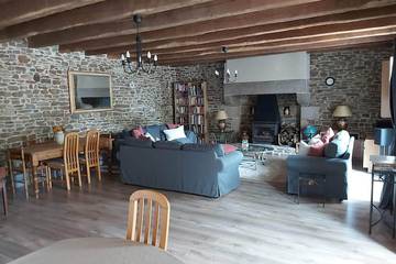 Gîte pour 12 personnes, avec terrasse ainsi que jardin et piscine à Les Champs-Géraux