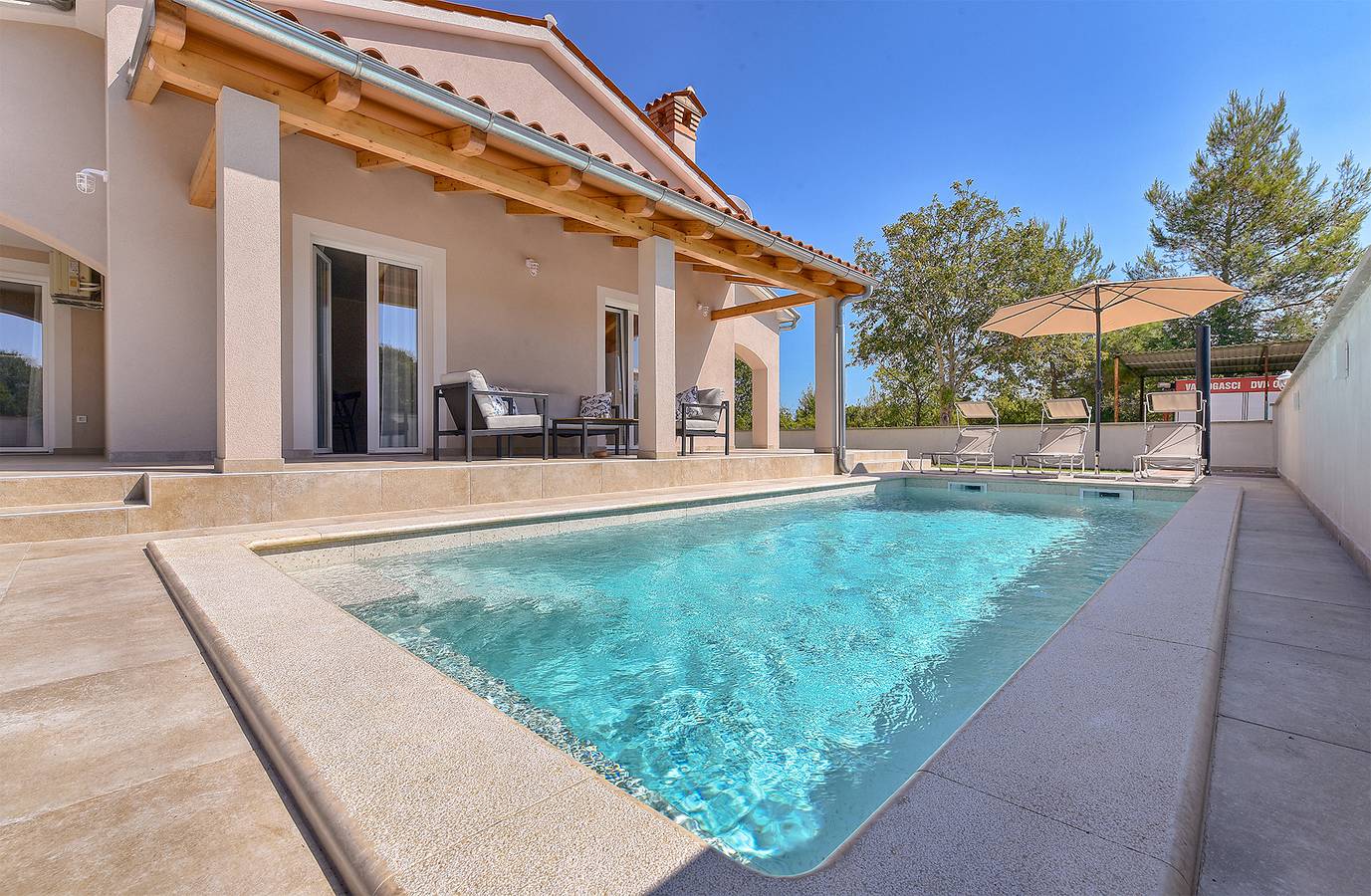 Reizende Villa mit Pool, in Strandnähe und mit guter Infrastruktur in Marčana, Südküste Istrien