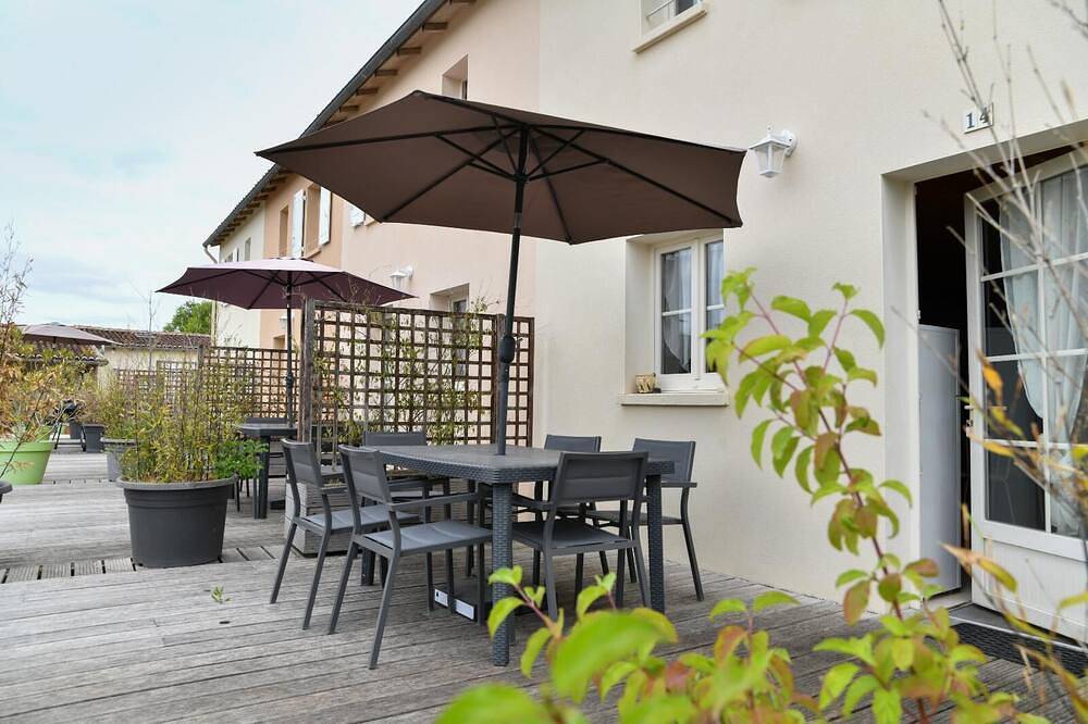 Entire apartment, House 14 sleeps 5 2 bathrooms in Ternant (Charente-Maritime), Saint-Jean-d'Angély region