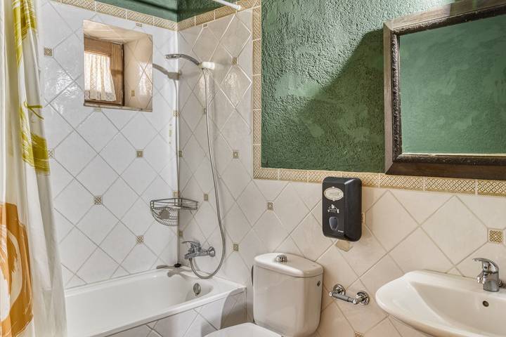 Hel lejlighed, Bed and Breakfast 'Ullastret' with Shared Pool, Wi-Fi and Air Conditioning in Serra de Daró, Costa Brava