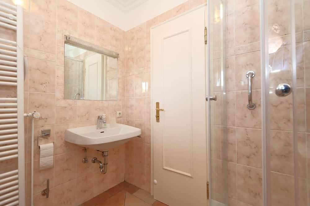 Tondernhüs<br>Hausteil unter Reet, ruhig gelegen.<br>Lage:<br>Ruhige Lage im Süden von Keitum in der Nähe des bekannten Hotels Benen-Diken-Hof.<br><br>Größe:<br>Ca. 120 m². Für 5 Personen eingerichtet.<br>Ausstattung:<br>Erdgeschoss: Großes Wohnzimme in Keitum, Sylt (Gemeinde)