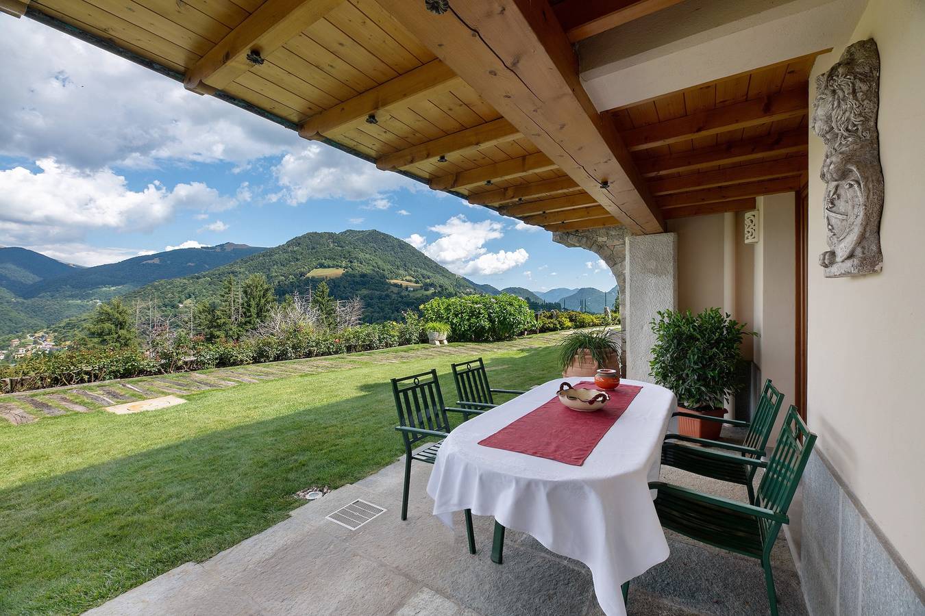 Ganze Wohnung, Ferienwohnung 'Villa Alessandra' mit Blick auf den Luganersee, Terrasse und Wi-Fi in Pellio Intelvi, Alta Valle Intelvi