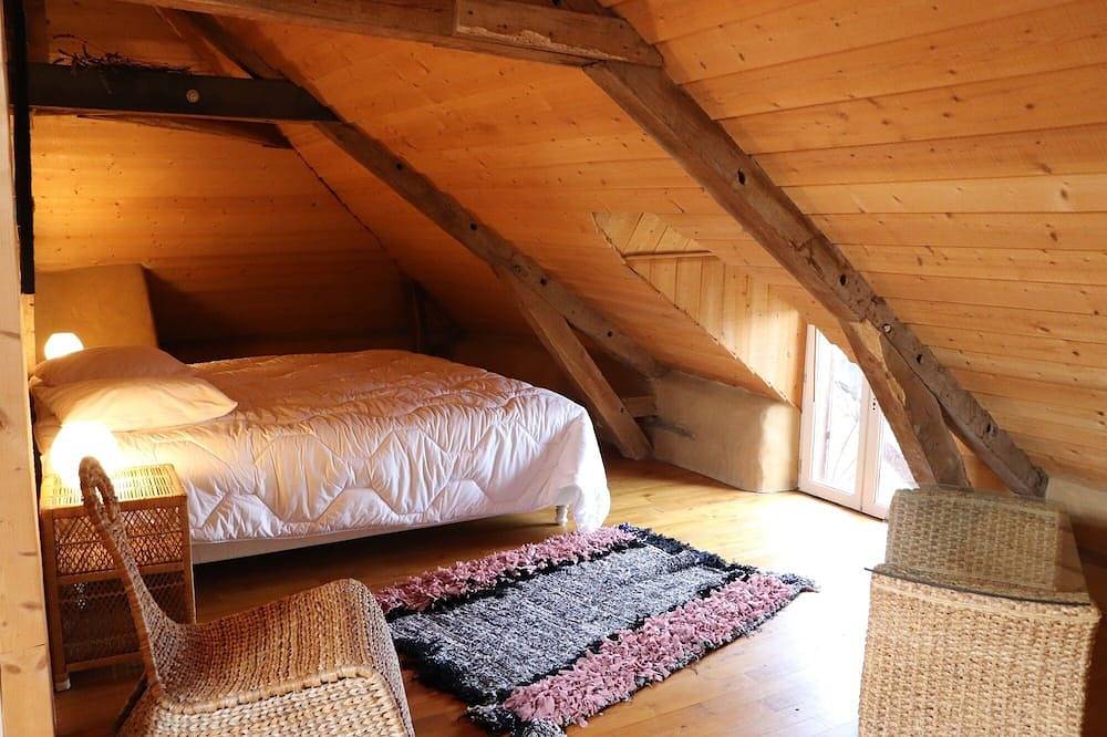 Charme et Nature - Duplex dans maison de terre crue en Pays de Brocéliande in Saint-Méen-le-Grand, Région de Rennes
