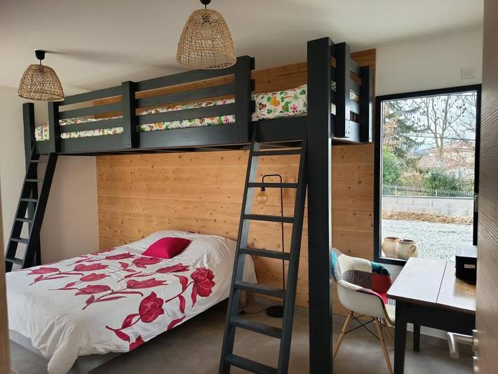 Chambre d’hôte pour 4 personnes, avec piscine ainsi que jardin et terrasse à Peaugres