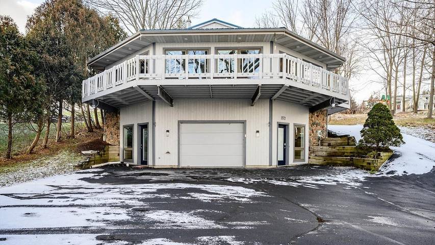 Vacation rental for 8 people, with yard and hot tub in Canandaigua Lake