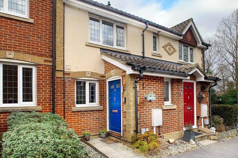 Knaphill - 2 Bedroom Terrace House - With Garden in Woking, Surrey