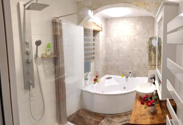 Location de vacances pour 4 personnes, avec Jacuzzi et Terrasse ainsi que Jardin et Vue dans Les Roches-l'Évêque