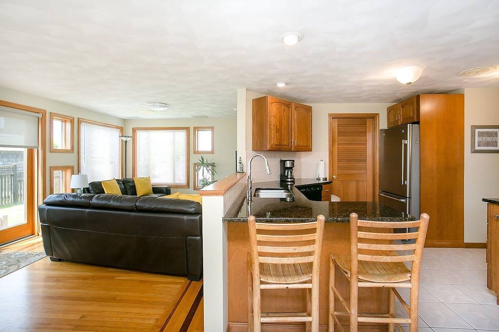 Schöne 3 Schlafzimmer, 3 Bäder gegenüber vom Strand in Narragansett, Washington County (RI)