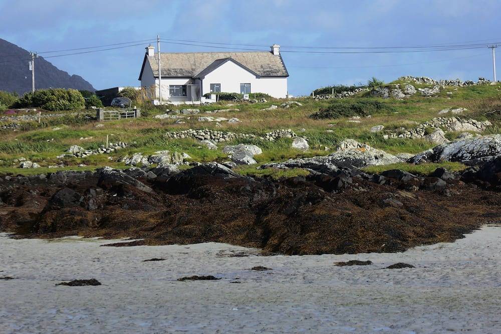 Casa entre costa, lago + montañas: ¡cada ventana es un punto culminante de Connemara! in Bunowen Electoral Division, Connemara