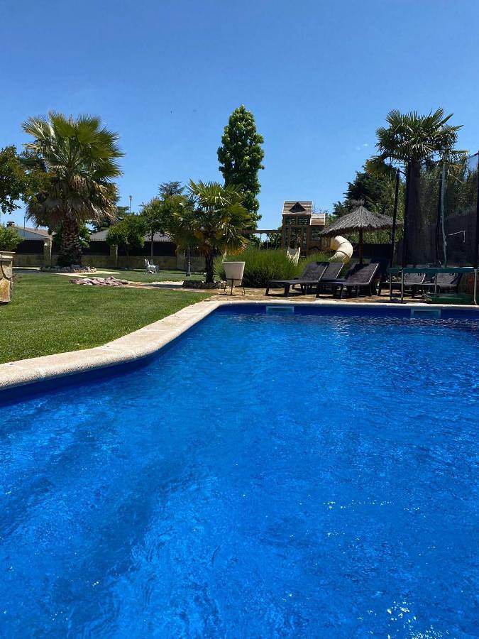 Chalet para 9 personas, con jardín además de piscina y vistas, Se admiten mascotas - 1