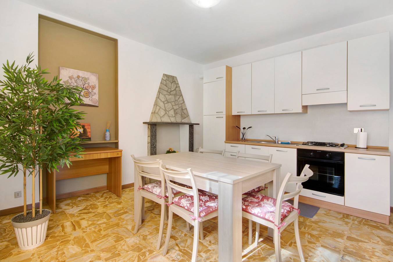 Entire apartment, Apartment 'Gravedona Lake' with Mountain View, Private Terrace and Wi-Fi in San Gregorio (Como), Gravedona ed Uniti