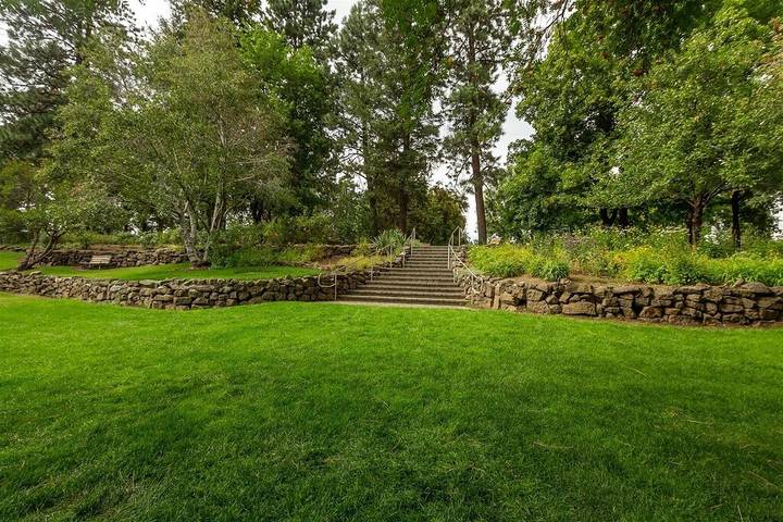 Vacation rental for 4 people, with balcony and pool as well as hot tub in Bend