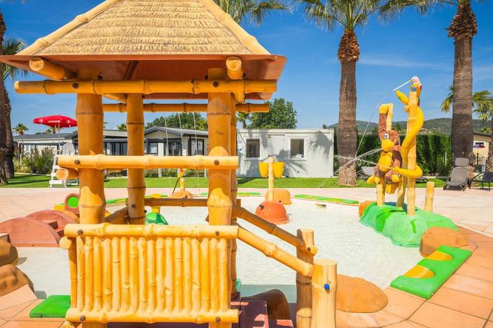 Camping pour 2 personnes, avec Jacuzzi et Terrasse ainsi que Jardin et Bassin pour enfant à Grimaud - 4