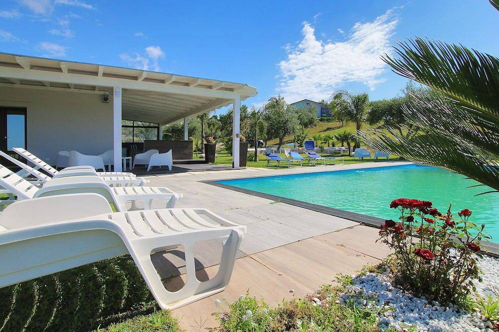 Grande proprietà, 2 ville moderne, piscina privata, golf, vista mare, Wifi in Campofelice di Roccella, Provincia di Palermo