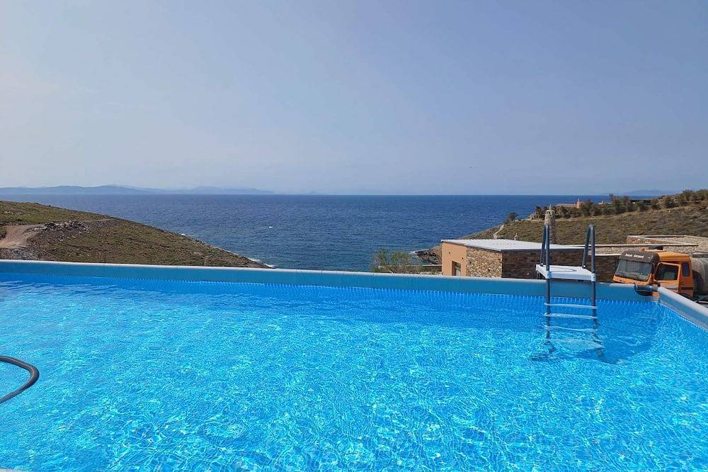 Villa Lena:Beachfront Villa 70 m to sandy isolated Beaches C/spa outdoor jacuzzi in Kea