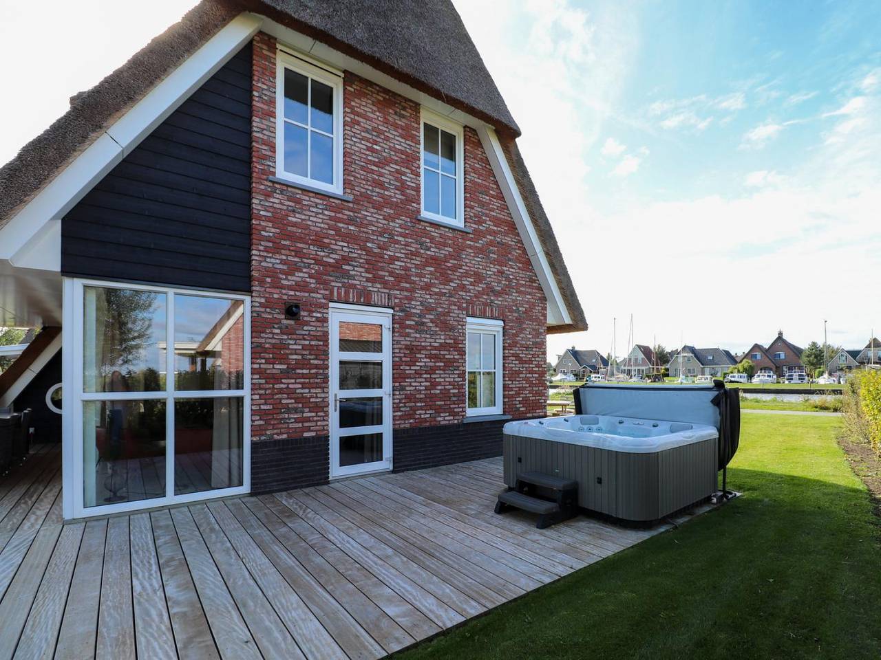 Luxusvilla für 10 Personen mit Sauna und Whirlpool am Tjeukemeer in Friesland in Delfstrahuizen, De Friese Meren