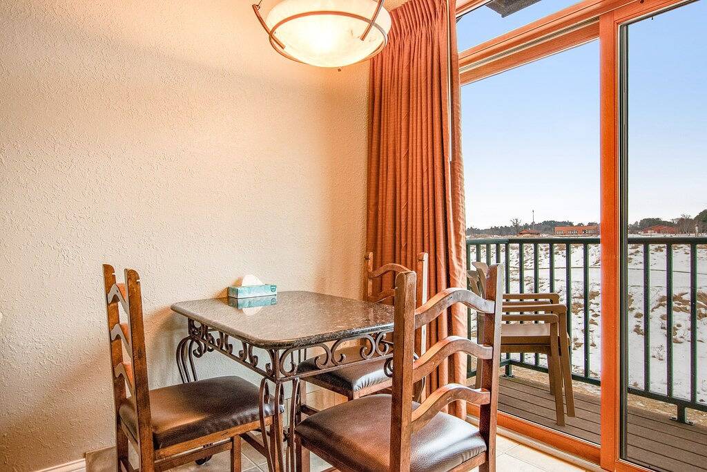 Ganze Wohnung, Golf-front modern condo with fireplace, balcony, & golf course views in Wisconsin Dells, Adams County (WI)