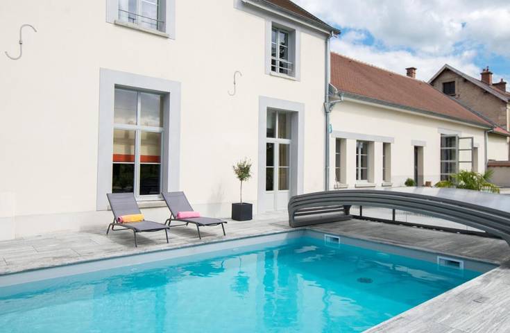 Location de vacances pour 12 personnes, avec Terrasse ainsi que Jardin et Piscine dans Verneuil (Marne)
