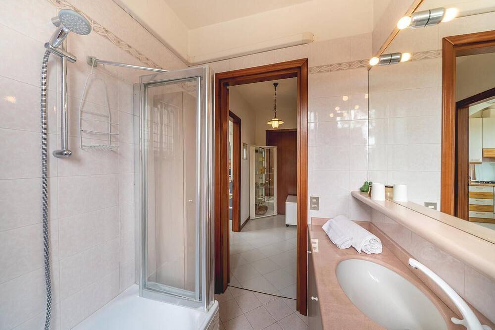 Appartement entier, Bel appartement à Lazise -Vr- in Lazise, Montagnes autour du lac de Garde